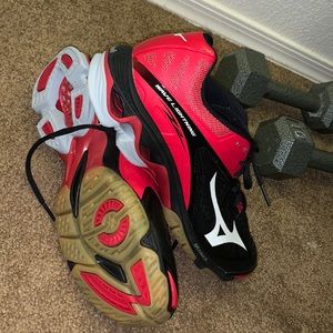 BRAND NEW MIZUNO WAVE LIGHTNING SHOES